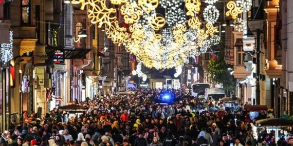 İstanbul Yeni Yıla Sokaklarda Girdi: Meydanlar Doldu Taştı!